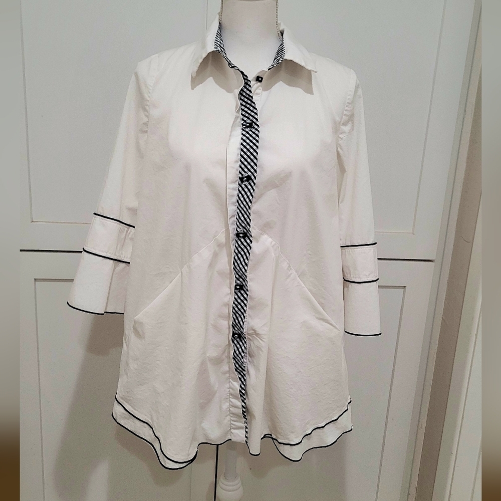 IC By Connie K White & Black Button-Front Tunic Blouse w/Contrast Trim | Size M